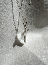 Collar con cruz de plata mujer