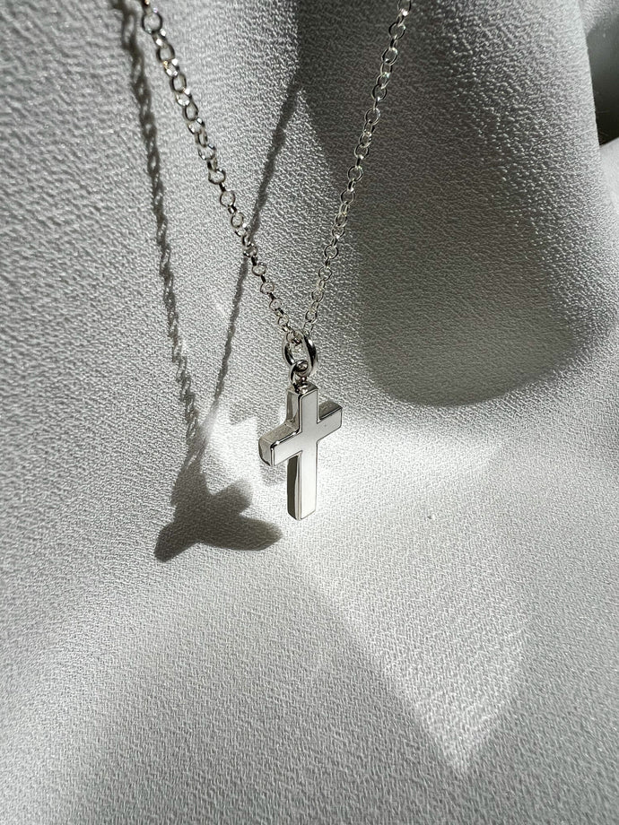Collar con cruz de plata mujer