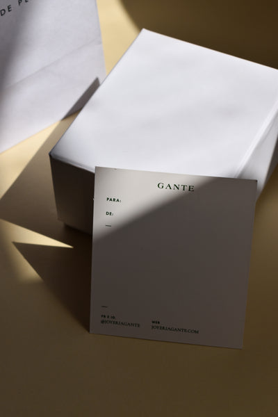 Caja blanca grande, tarjeta personalizada y franela para pulir.