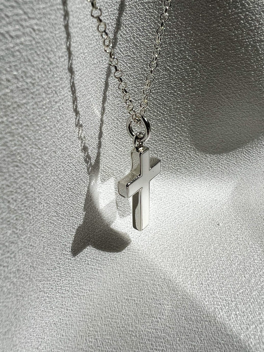 Collar con cruz de plata mujer