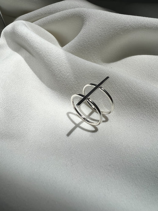 Anillo de plata ley .925 alargado con dos anilletas y una barra en medio solida y firme.
