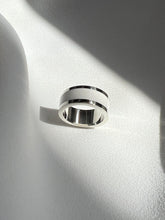 anillo de plata ley .925, argolla en banda ancha con resina en franja blanca al centro