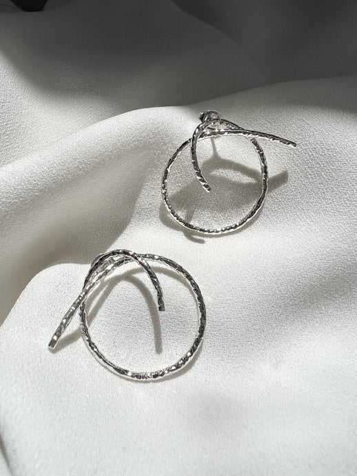 Aretes de nudo circular plata mujer 
