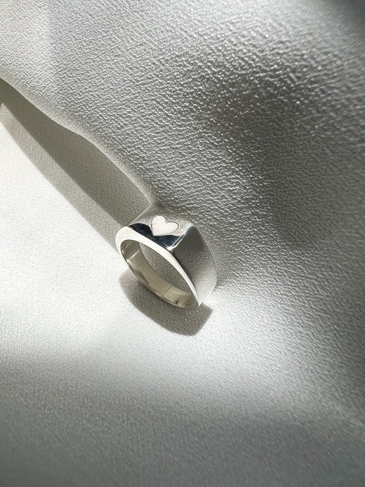 Anillo de plata ley .925 con corazón al centro blanco 